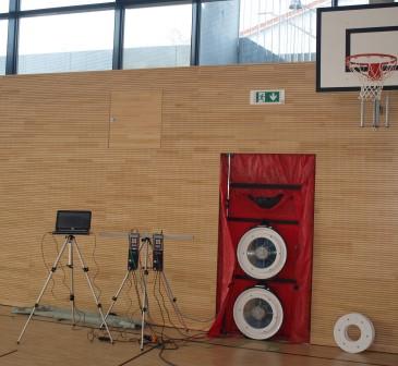 Messaufbau mit 2 Ventilatoren für den Blower-Door-Test an einem großen Gebäude, hier an einer Sporthalle