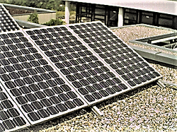 Aufgeständerte Photovoltaikanlage auf einem bekiesten Flachdach